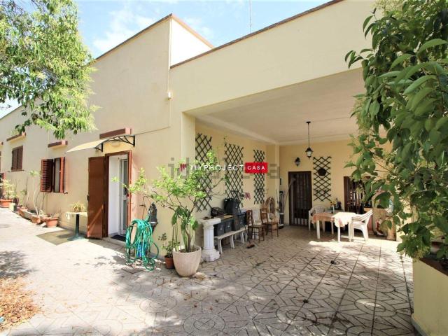 Villetta bifamiliare in vendita di 350 m² in Via Carlo Colucci
