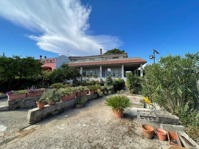 Villetta bifamiliare in vendita di 350 m² in Via dei Lecci, 2