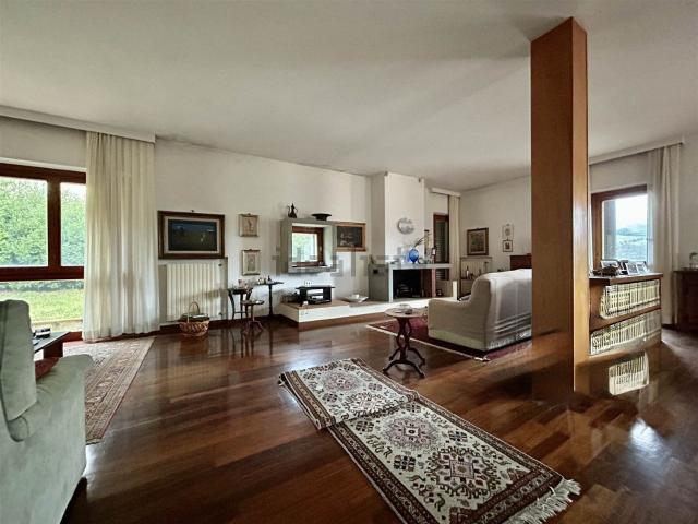 Villetta bifamiliare in vendita di 350 m² in Via della Torre