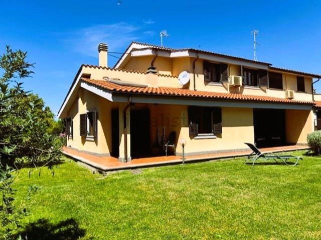 Villetta bifamiliare in vendita di 350 m² in Via delle Vignacce, 25