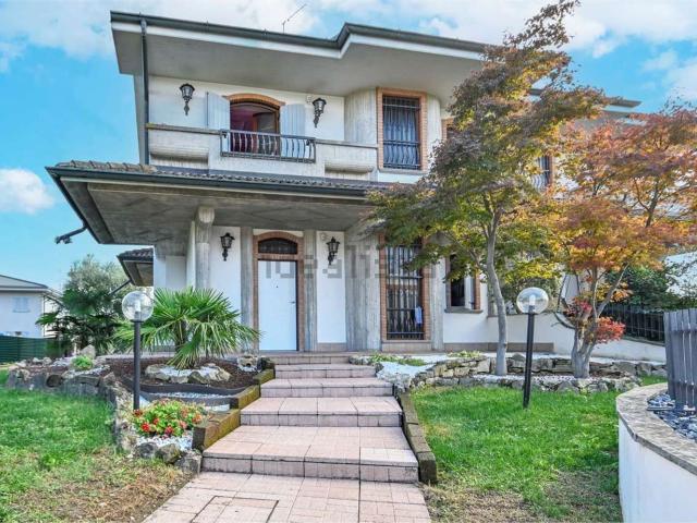Villetta bifamiliare in vendita di 350 m² in Via Enrico Fermi