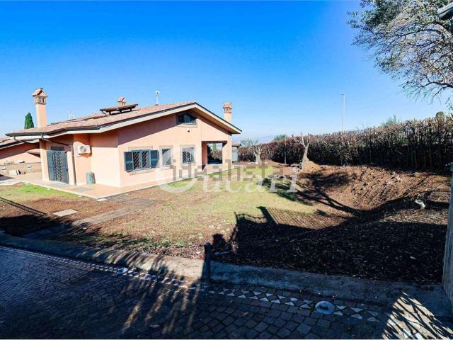 Villetta bifamiliare in vendita di 350 m² in Via Enrico Fermi
