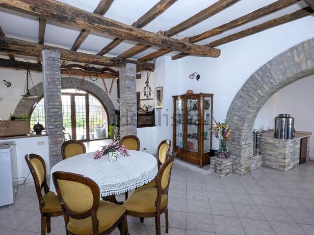 Villetta bifamiliare in vendita di 350 m² in Via Fossignano, 110