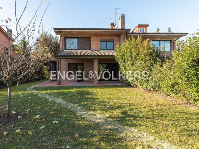 Villetta bifamiliare in vendita di 350 m² in Via G. Reni, 7