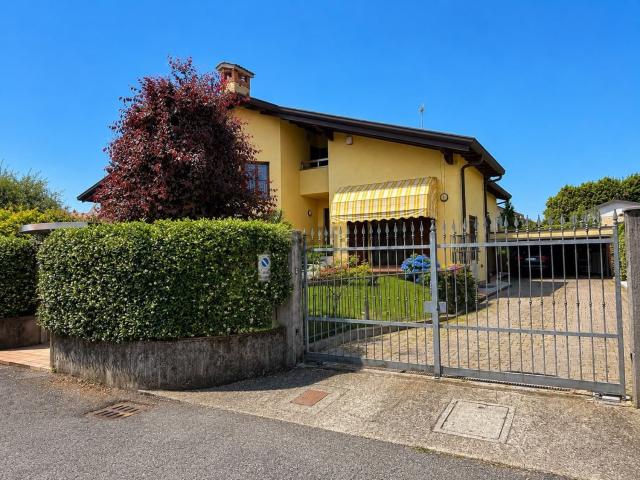 Villetta bifamiliare in vendita di 350 m² in Via G. Verdi, 3