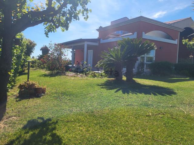 Villetta bifamiliare in vendita di 350 m² in Via Gabriele d&apos Annunzio