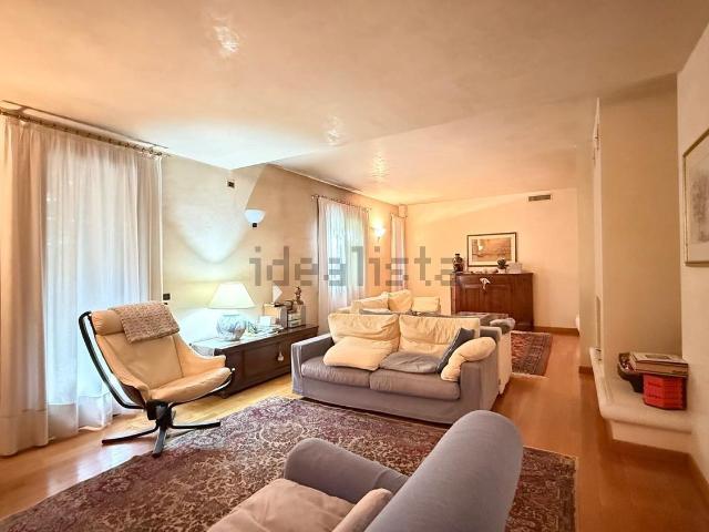 Villetta bifamiliare in vendita di 350 m² in Via Giacomo Dina
