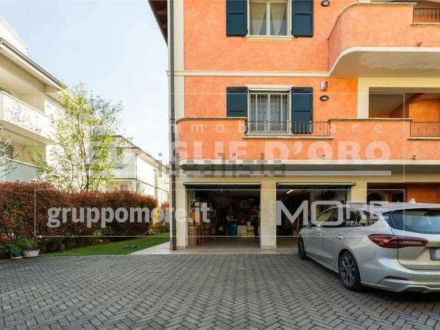Villetta bifamiliare in vendita di 350 m² in Via Gian Carlo Silingardi