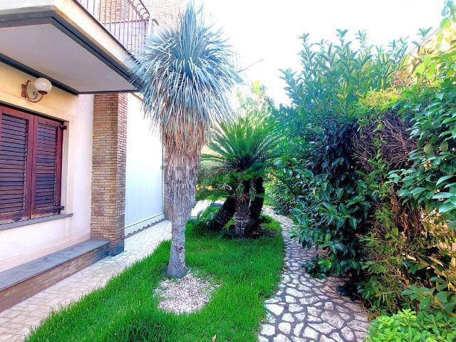 Villetta bifamiliare in vendita di 350 m² in Via Giuseppe Ungaretti