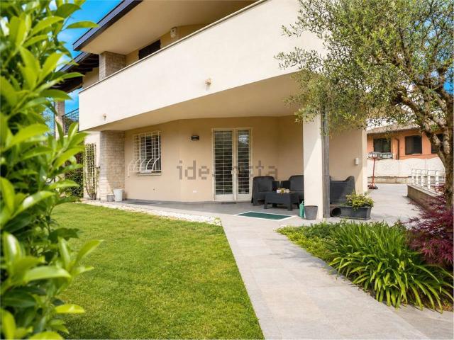 Villetta bifamiliare in vendita di 350 m² in Via Monte Pasubio