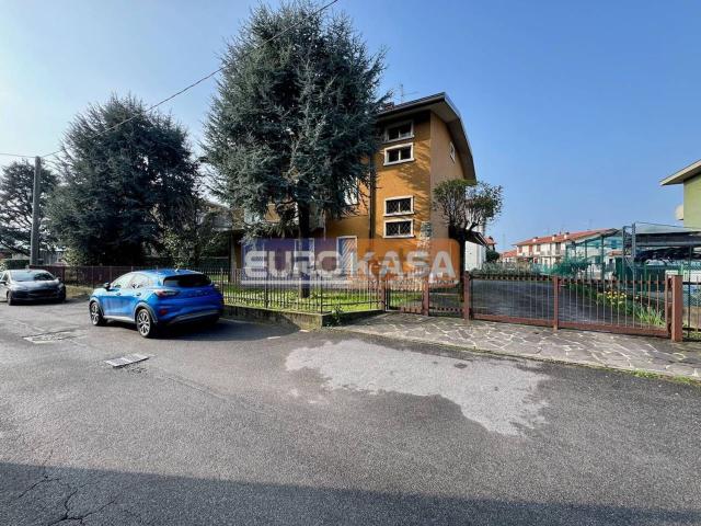 Villetta bifamiliare in vendita di 350 m² in Via Osio
