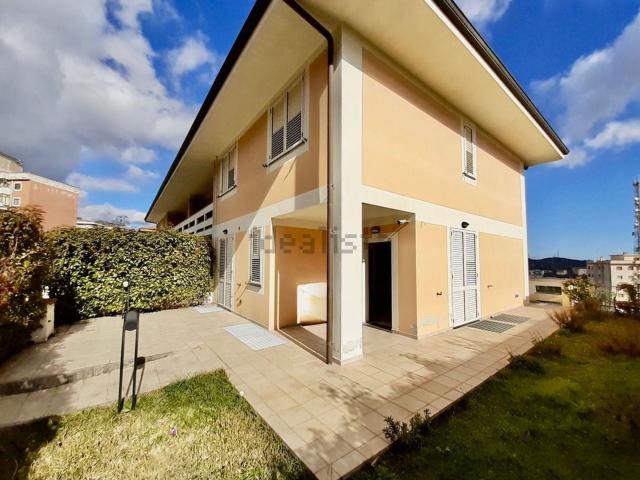 Villetta bifamiliare in vendita di 350 m² in Via Paolo Orsi