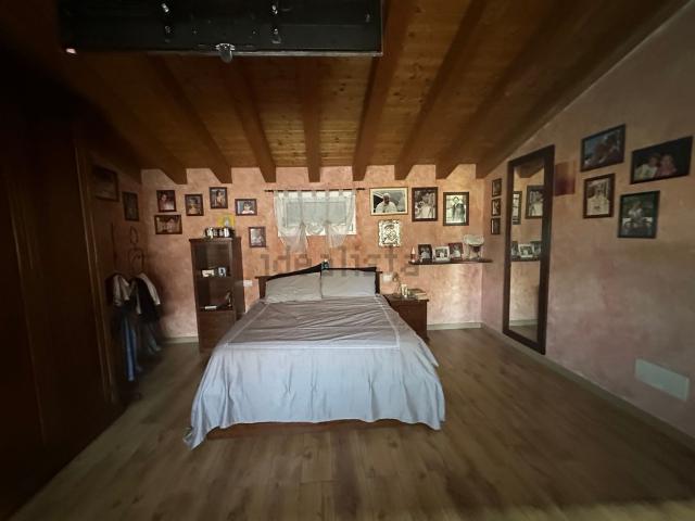 Villetta bifamiliare in vendita di 350 m² in Via Ramon