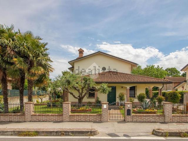 Villetta bifamiliare in vendita di 350 m² in Via Santerno Ammonite, 24