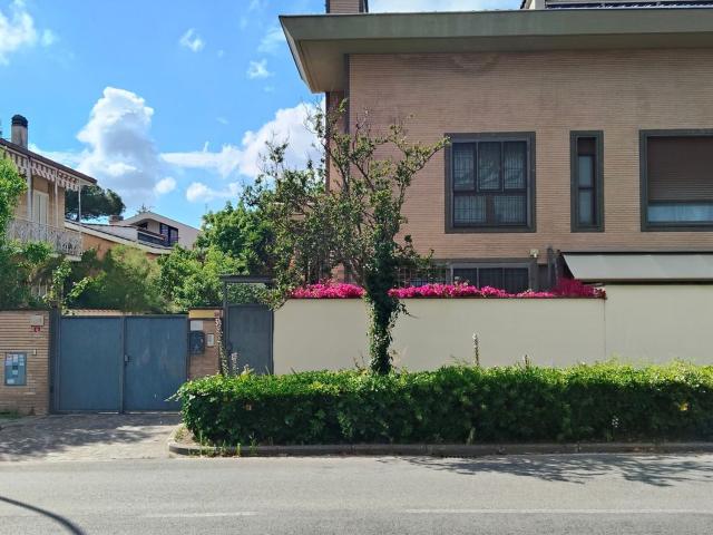 Villetta bifamiliare in vendita di 350 m² in Via Senofane