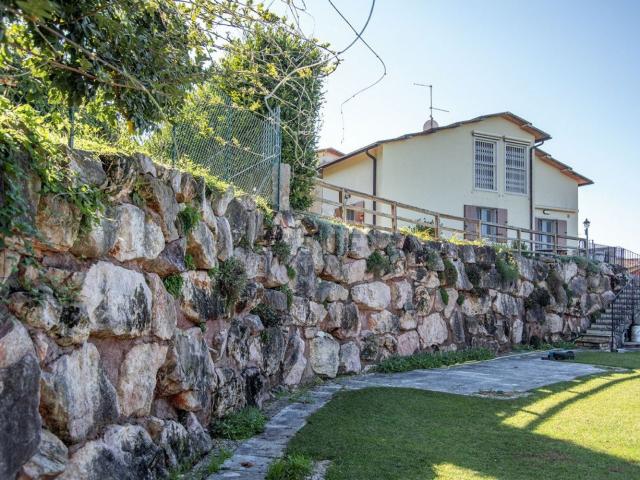 Villetta bifamiliare in vendita di 350 m² in Viale Don P. Albrigi