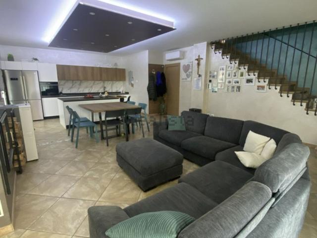 Villetta bifamiliare in vendita di 350 m²