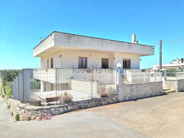 Villetta bifamiliare in vendita di 354 m² in Contrada Guaguino, 23