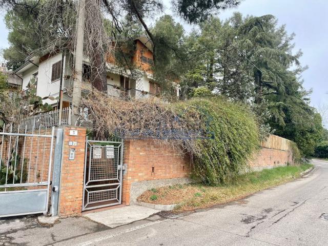 Villetta bifamiliare in vendita di 354 m² in Via Castellaccio