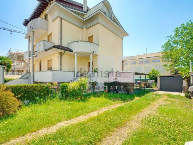 Villetta bifamiliare in vendita di 354 m² in Via Podgora