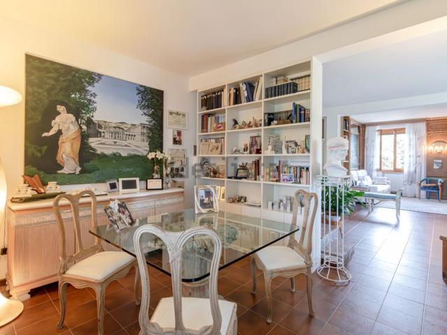 Villetta bifamiliare in vendita di 355 m² in Via Carlo Jussi