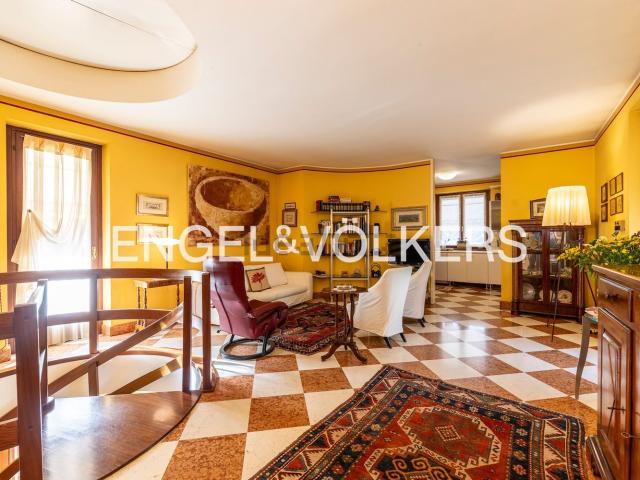 Villetta bifamiliare in vendita di 355 m² in Via del Fante