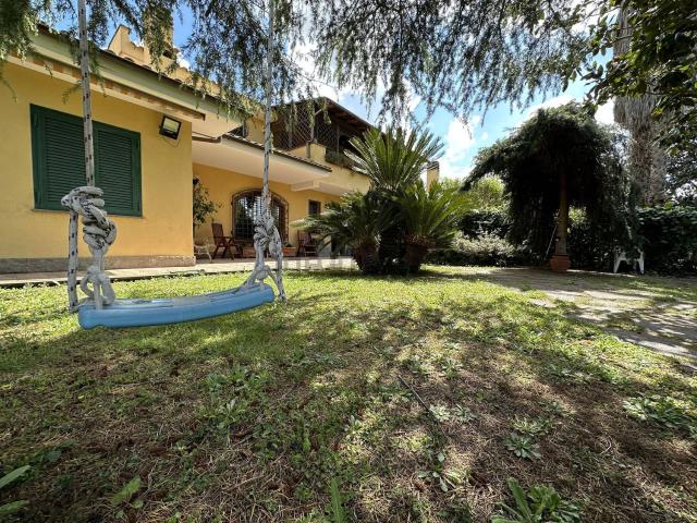 Villetta bifamiliare in vendita di 355 m² in Via Nettunense, 23