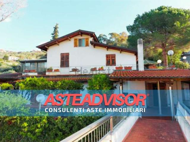 Villetta bifamiliare in vendita di 358 m² in Via Gionetti, 11