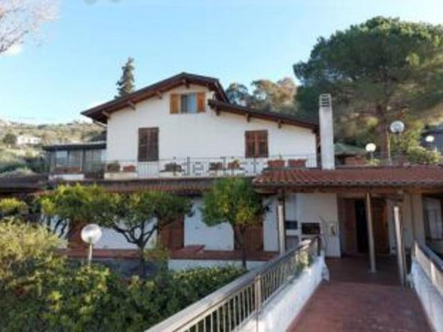Villetta bifamiliare in vendita di 358 m² in Via Privata delle Rose