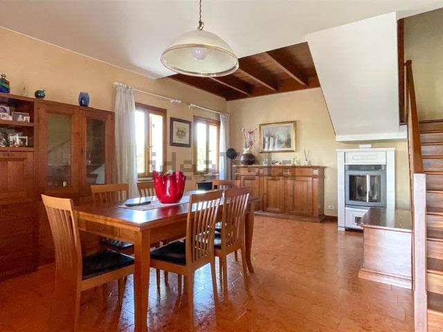Villetta bifamiliare in vendita di 359 m²