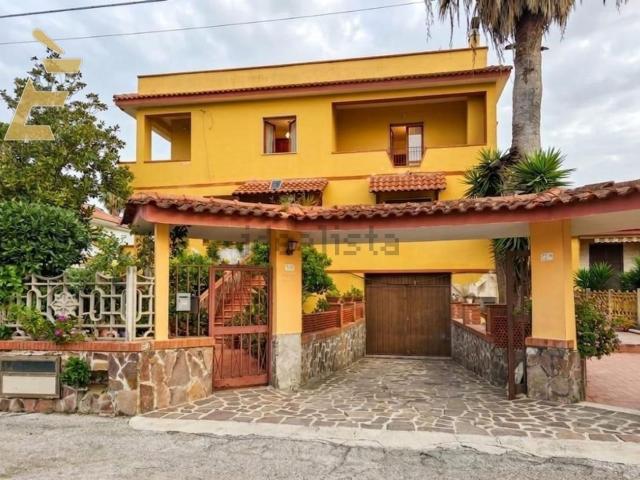 Villetta bifamiliare in vendita di 360 m² in Via Vicinale Amodio, 21