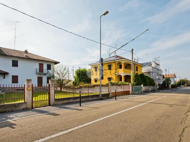 Villetta bifamiliare in vendita di 360 m² in Via Visconti Venosta, 75