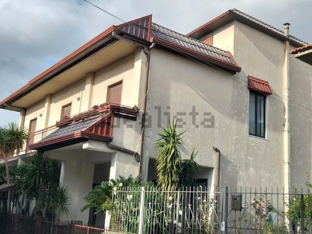 Villetta bifamiliare in vendita di 360 m² in Via CENTRO