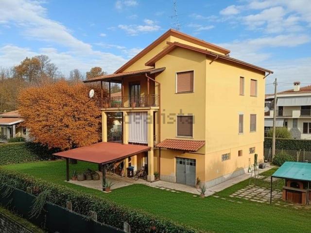 Villetta bifamiliare in vendita di 360 m² in Via della Libertà, 130
