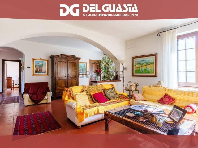 Villetta bifamiliare in vendita di 360 m² in Via Dritta, 2