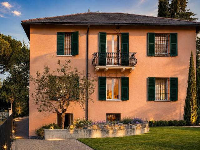 Villetta bifamiliare in vendita di 360 m² in Via Francesco Nullo