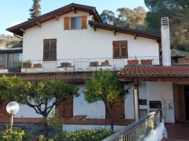 Villetta bifamiliare in vendita di 360 m² in Via Privata delle Rose