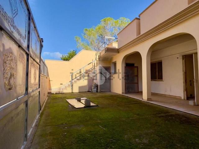 Villetta bifamiliare in vendita di 360 m² in Via Raheli