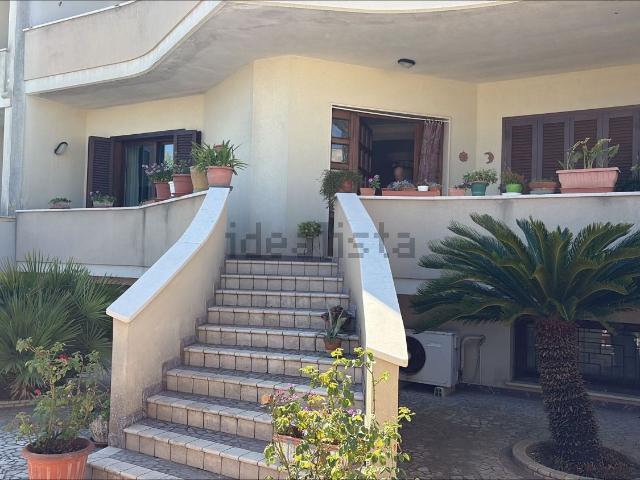 Villetta bifamiliare in vendita di 360 m² in Via Salvatore Quasimodo