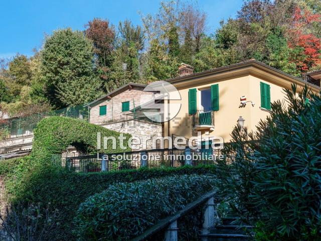 Villetta bifamiliare in vendita di 360 m² in Via Sera, 37