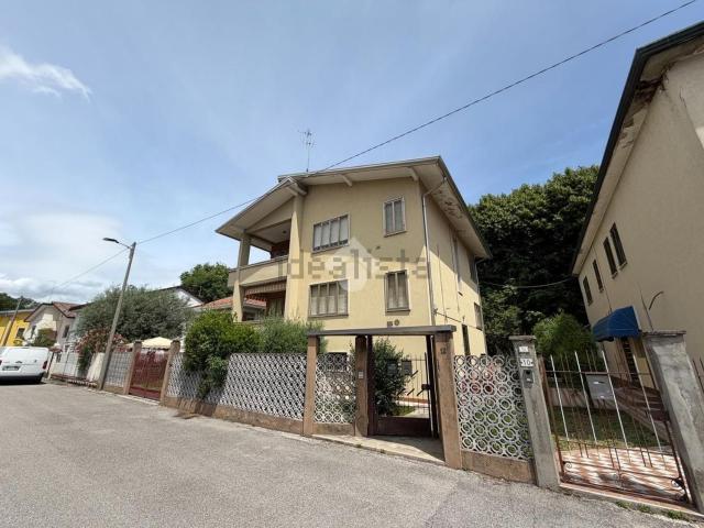 Villetta bifamiliare in vendita di 360 m² in Via Stefano Jacini, 12