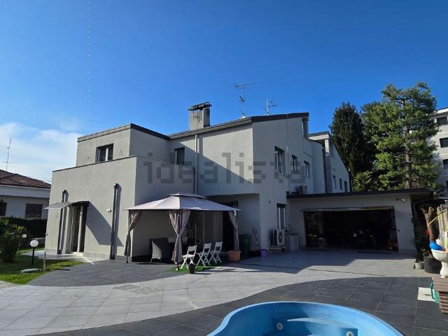 Villetta bifamiliare in vendita di 361 m² in Via Pasubio, 5