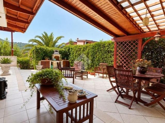 Villetta bifamiliare in vendita di 367 m² in Via Alessandro il Molosso, 12