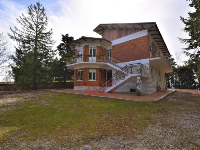 Villetta bifamiliare in vendita di 365 m² in Contrada Castello, 7