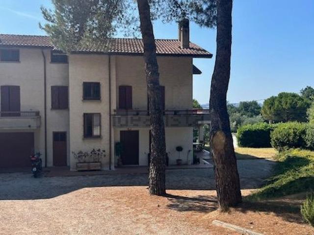 Villetta bifamiliare in vendita di 365 m² in Strada Madonna del Monte