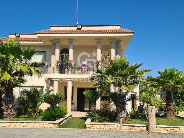 Villetta bifamiliare in vendita di 365 m² in Strada Monti del Duca Zona, 128
