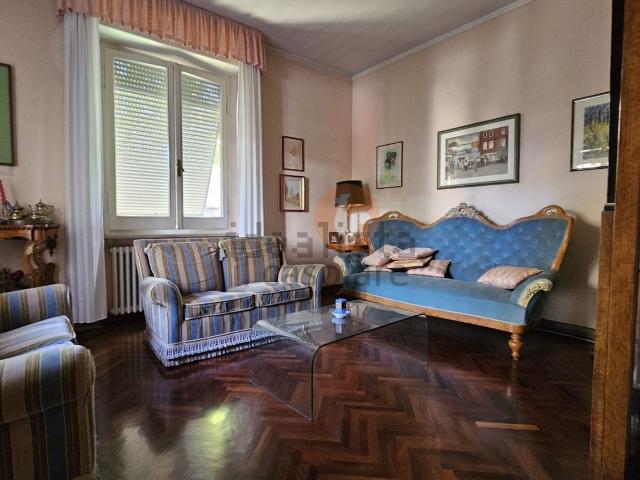 Villetta bifamiliare in vendita di 365 m² in Via Abbazia