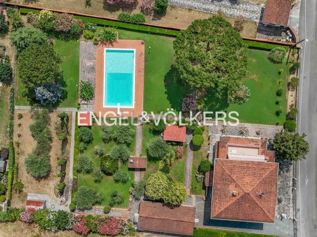 Villetta bifamiliare in vendita di 366 m² in Via Turì