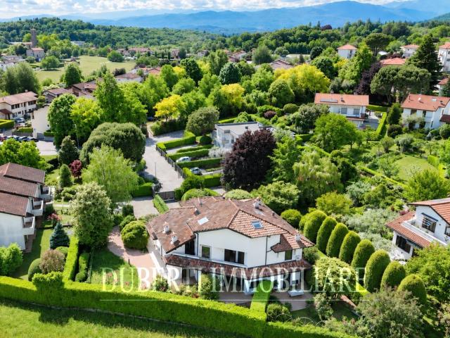 Villetta bifamiliare in vendita di 366 m² in Via Giovanni Pascoli