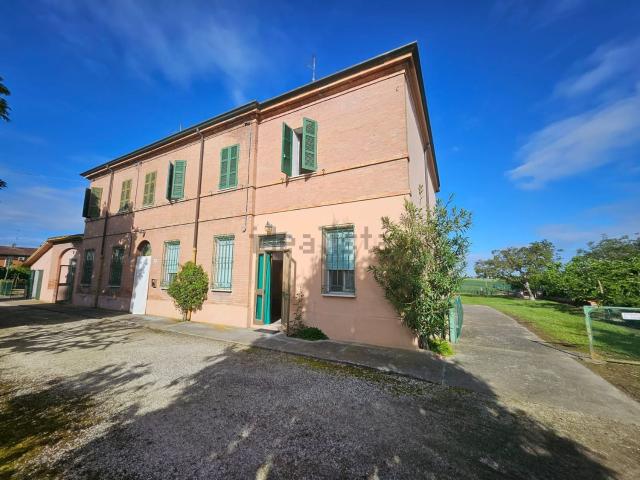 Villetta bifamiliare in vendita di 368 m² in Via Fiume Montone Abbandonato, 256